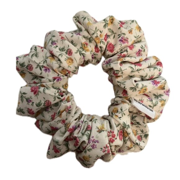 Regular Scrunchie- Roses - Picture 1 of 1
